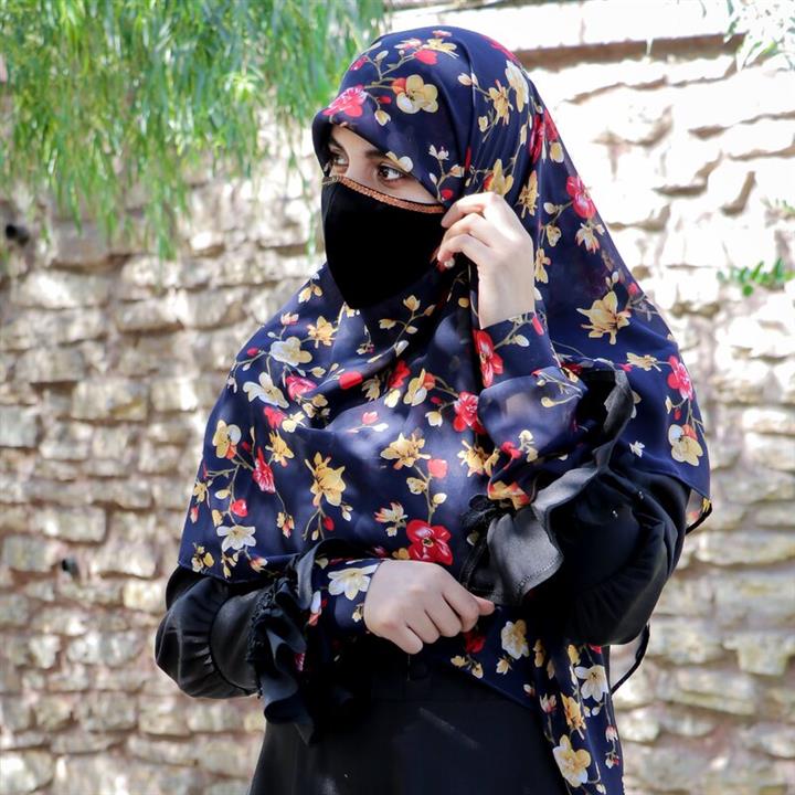 روسری حریر سفارشی مزون حجاب تبسم قواره دار ژمینه سورمه ای با گلهای زیبا همراه با هدیه و